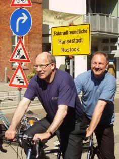 Lord Mayor Roland Methling and the speaker of the ADFC Rostock Martin Elshoff at the promotion week "Rostock is getting on its bicycle" © Hanseatic City of Rostock